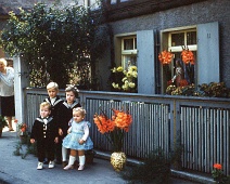 Fronleichnam1962 Fronleichnam 1962, Mama am Hoftor, Jakob und Maria hinten, vorne Andreas und Ingeborg